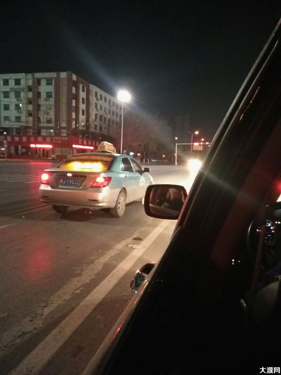 出租车晚上马路中间停车