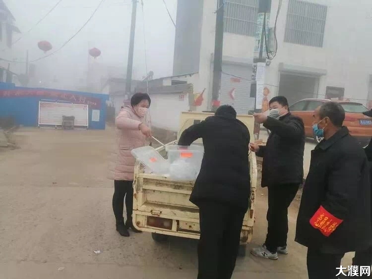 台前县清水河乡,后方乡群众为抗疫一线工作人员送