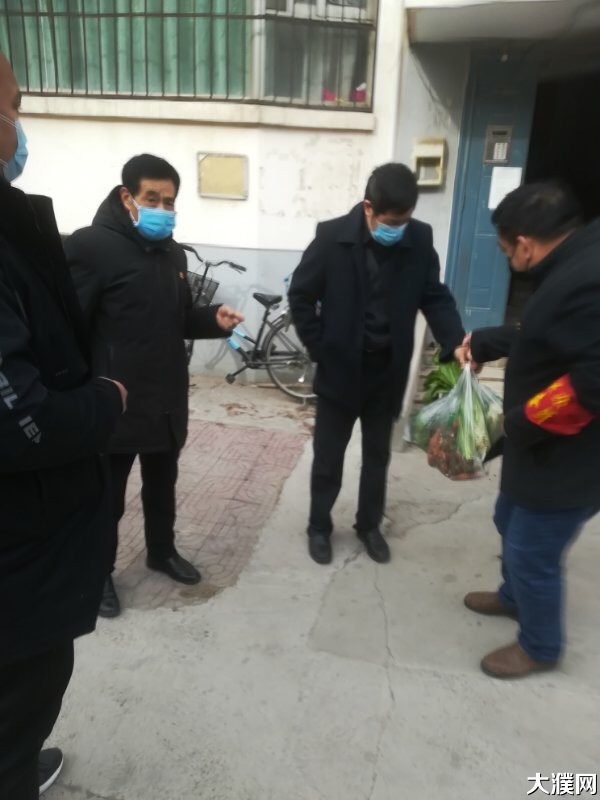 濮阳县柳屯镇爱心人士王玉红向消防小区捐赠1000多斤蔬菜!