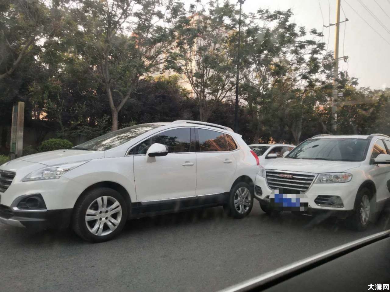 濮阳长庆路发生车祸,两辆轿车追尾,现场.
