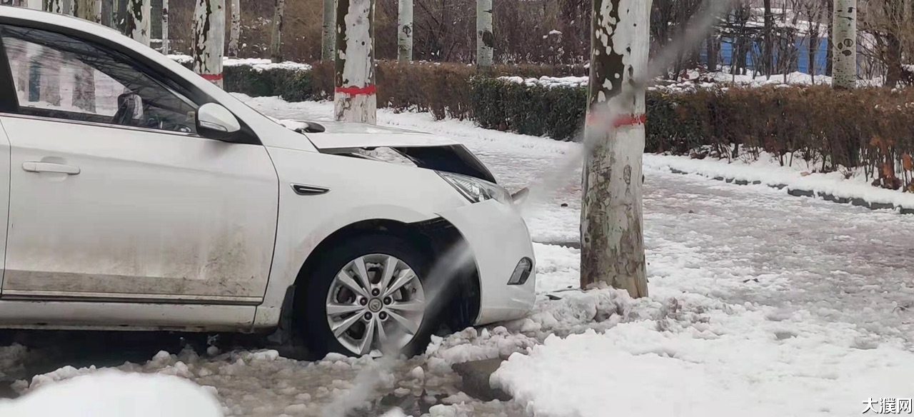 雪天路滑车祸易发!濮阳一市民开车撞到树后"逃跑.