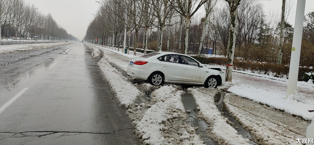 雪天路滑车祸易发!濮阳一市民开车撞到树后"逃跑.