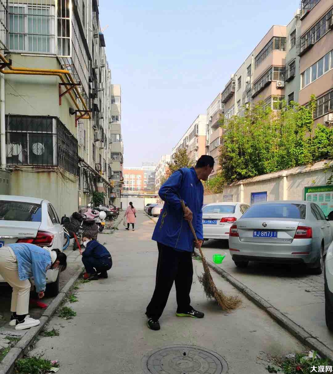 文明城市复检,教师进社区打扫卫生.费时费力