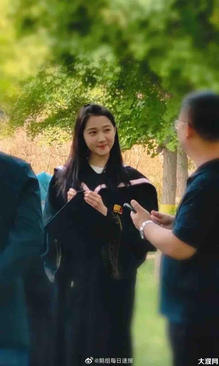 关晓彤,周也北电毕业照拍摄路透图
